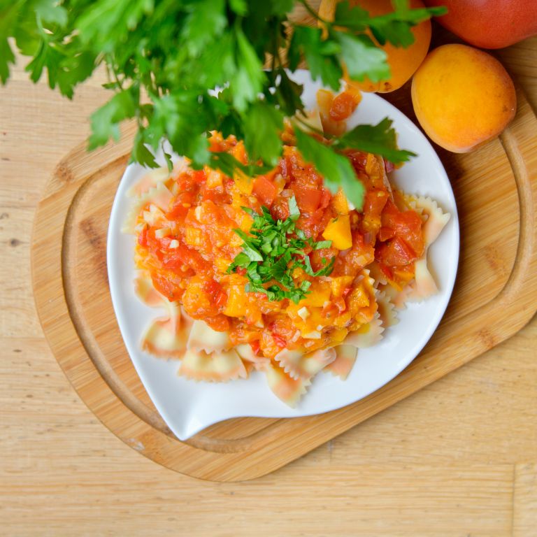 Makaron w sosie pomidorowo-morelowym
